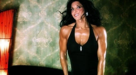 Dark haired bodybuilder Tracy Daniels shows her hot legs in a solo