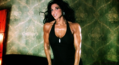 Dark haired bodybuilder Tracy Daniels shows her hot legs in a solo