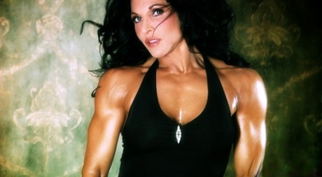 Dark haired bodybuilder Tracy Daniels shows her hot legs in a solo