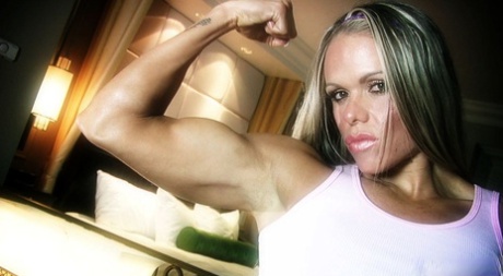 Amateur bodybuilder Larissa Reis poses in a sexy pink top and short skirt - pornpics.de