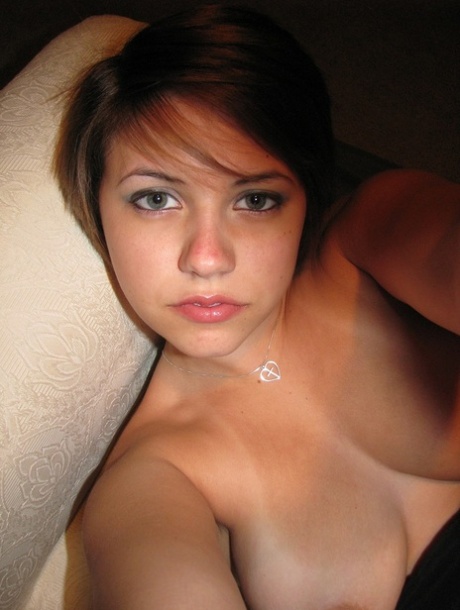 Horny amateur babe Dee flaunts her hot natural tits and poses on a couch