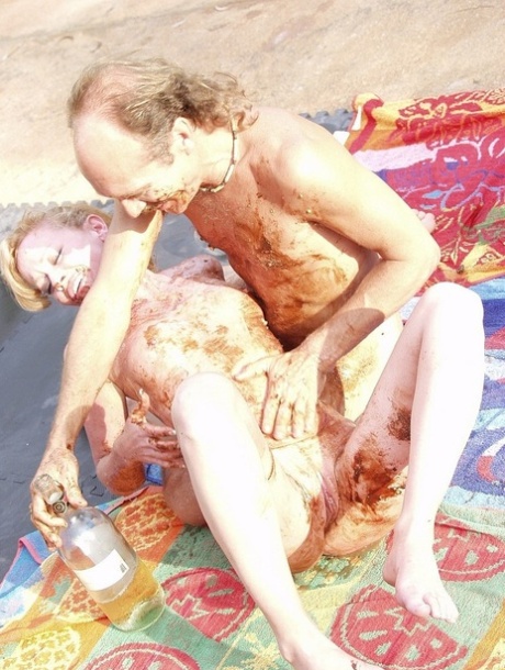 淫荡的少女Andrea Rios在进行混乱的食物游戏时给一个老人吹箫