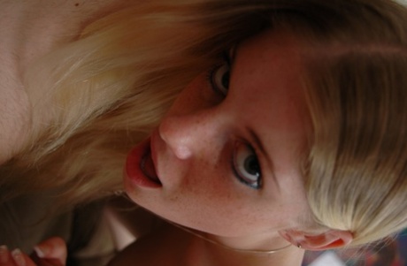 有雀斑的性感金发女郎夏洛特-斯托克利（Charlotte Stokely）在给人做头时炫耀她的乳房