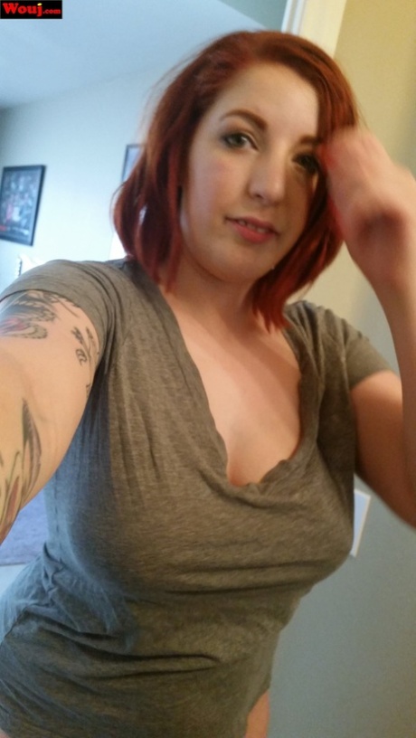 身材丰满的红发女郎 WouJ 在自拍时用多汁的乳房挑逗他人