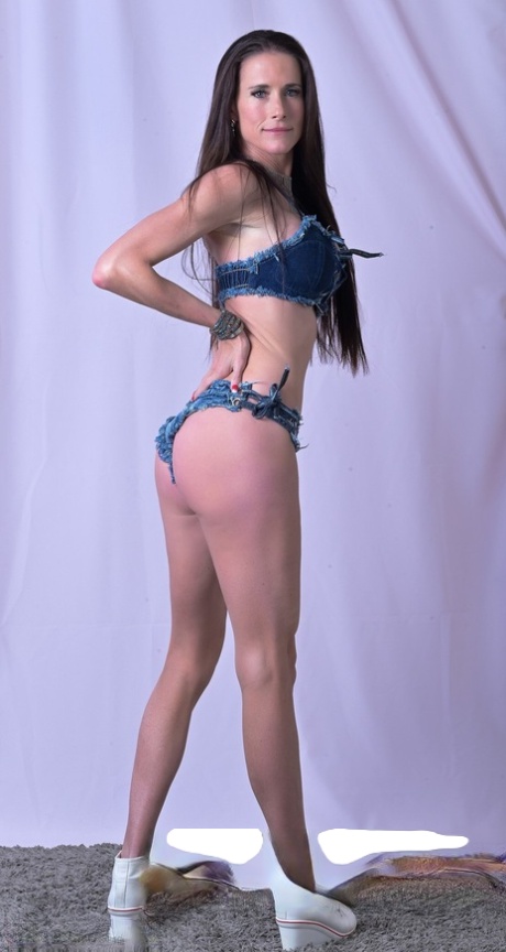 高挑的 MILF Sofie Marie 裸露着紧致的身体，穿着牛仔比基尼挑逗观众