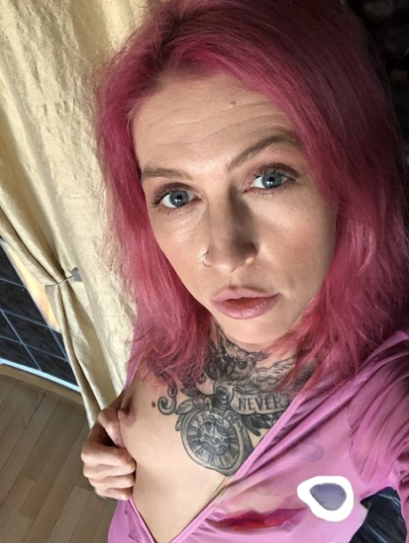 Blonde Eva Stone shows her tits while pink haired mature Yara Phoenix strips - pornpics.de