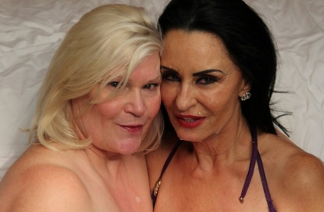 Horny grannies Rita Daniels & Lacey Starr having a 2 on 1 3some with a BBC - pornpics.de