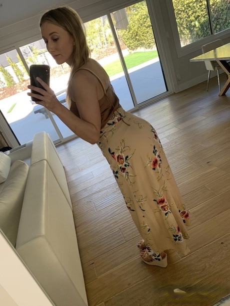 Slender blonde Riley Reyes reveals her small tits and flaunts her bush - pornpics.de