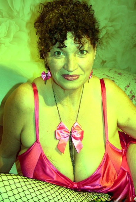 Chubby cougar in shiny lingerie Kim unveils her grand bosom in a solo - pornpics.de