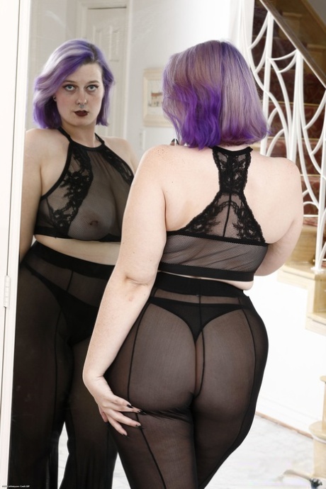 美国胖妞 Nyx Night 独自展示她的大奶子、大屁股和多毛的阴部