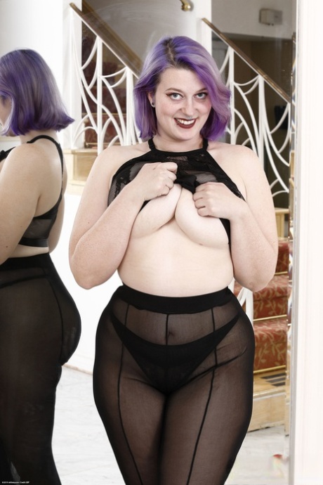美国胖妞 Nyx Night 独自展示她的大奶子、大屁股和多毛的阴部
