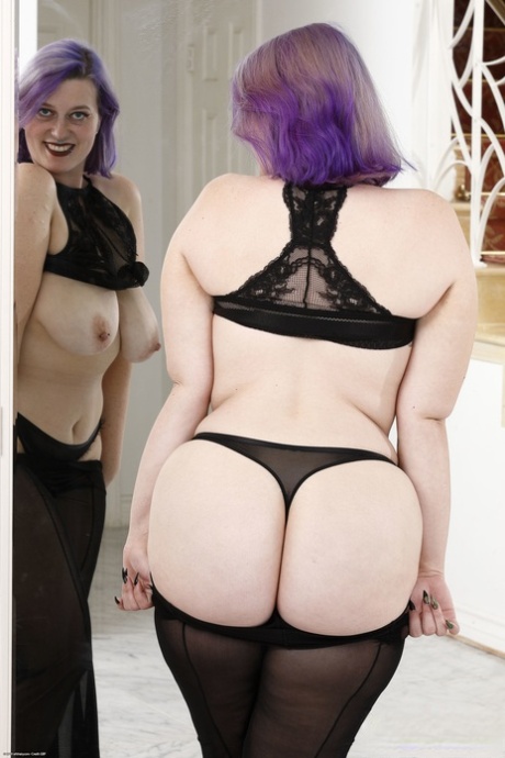 美国胖妞 Nyx Night 独自展示她的大奶子、大屁股和多毛的阴部