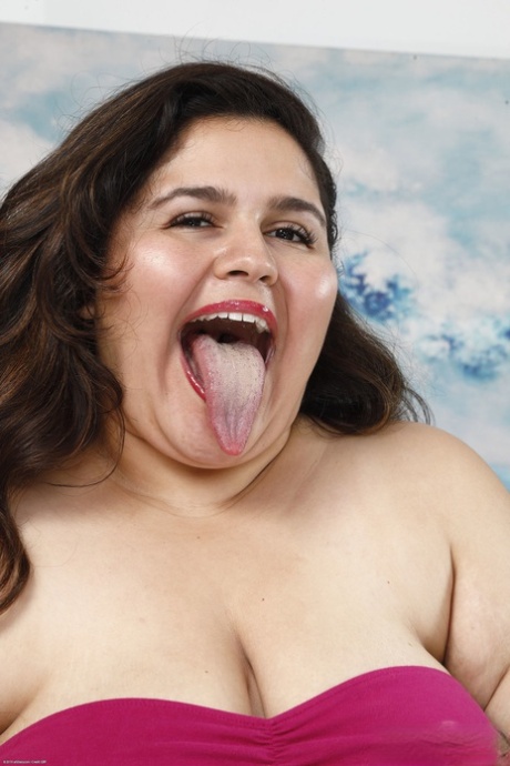 肥胖的业余爱好者 Karla Lane 露出她巨大的乳房和大屁股，并张开她的阴道