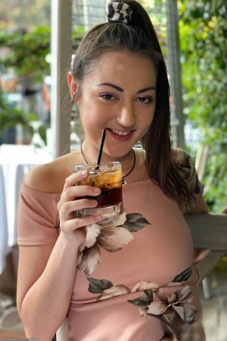 放荡的业余女学生莉莉-亚当斯（Lily Adams）近距离抚摸自己的小穴