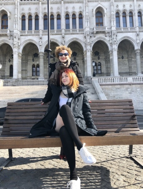 红发女同性恋伊琳-霍尔姆和黑发熟女默斯的浪漫约会