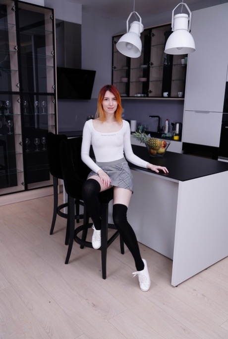 红发女同性恋伊琳-霍尔姆和黑发熟女默斯的浪漫约会
