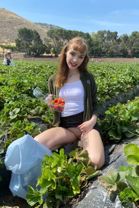 业余宝贝 Aliya Brynn 在公共场合露阴并近距离展示
