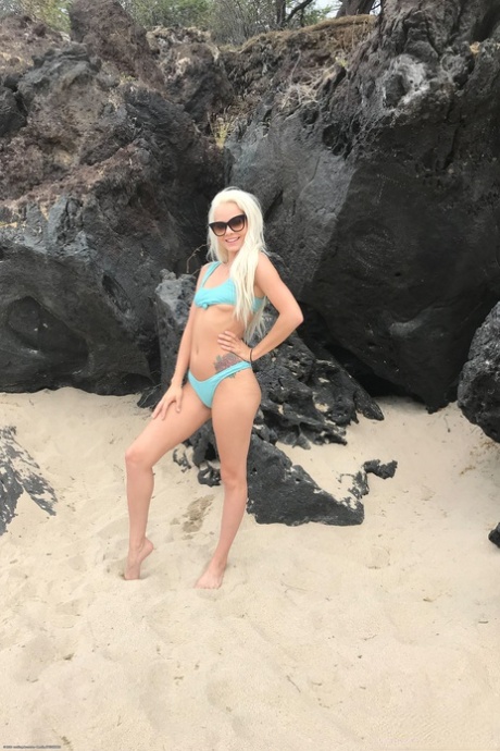 Amateur teen with a swollen twat Elsa Jean undresses and poses in a solo