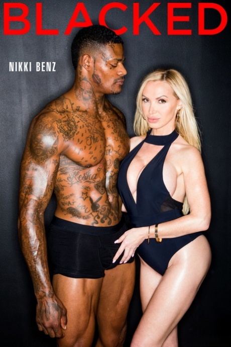 金发大奶 MILF Nikki Benz 在床上从背后偷拍 BBC