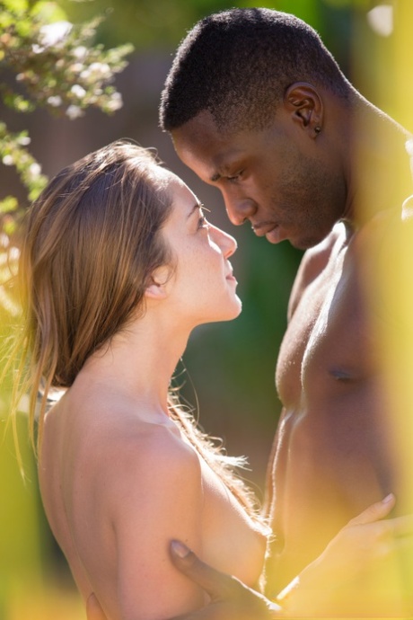 美国大屁股美女雷米-拉克鲁瓦（Remy LaCroix）被人从背后揩油