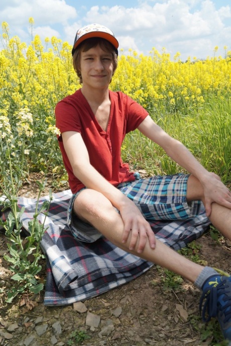 黑发同性恋者科里-罗在户外脱光衣服，用手撸掉自己的大鸡巴