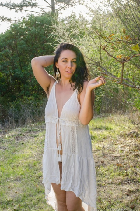迷人的业余玩偶 Nikki Silver 炫耀她多毛的腋窝和毛茸茸的小屄