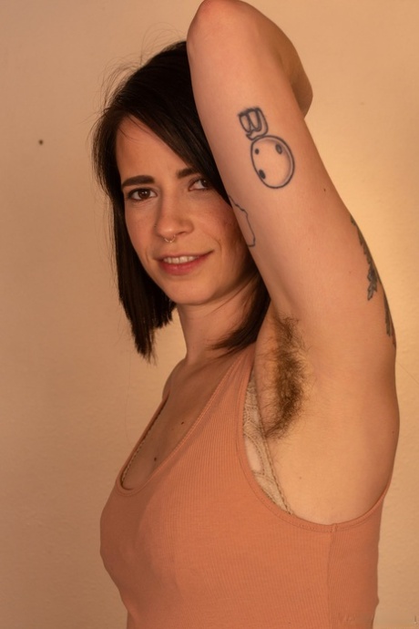 业余辣妹 Freya Mars 展示她曲线优美的纹身身体和毛茸茸的阴部