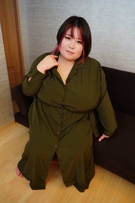 顽皮的肥婆 Doggy Harukaze 在床上和浴室里展示她的大奶子