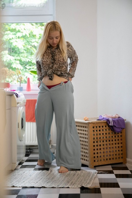 粗壮的澳大利亚业余选手比安卡-B（Bianca B）在换衣服时展示她的肥臀