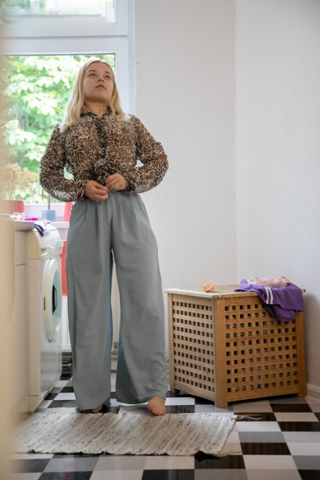 粗壮的澳大利亚业余选手比安卡-B（Bianca B）在换衣服时展示她的肥臀