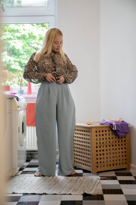 粗壮的澳大利亚业余选手比安卡-B（Bianca B）在换衣服时展示她的肥臀