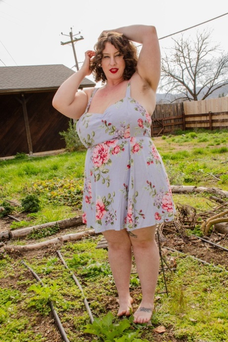 华丽 BBW Delilah Brooke 在户外全裸展示毛茸茸的阴部