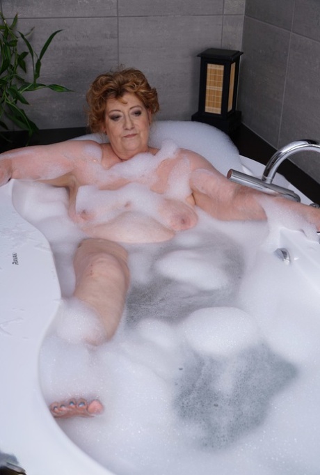 Horny fat grandma Tamara B takes stiff prick from a horny boy after a hot bath - pornpics.de