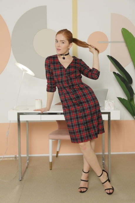 红发俄罗斯姑娘 Jia Lissa 自慰并张开大屁股