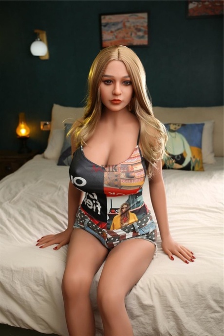 苗条的大胸性爱娃娃朱莉娅在卧室脱光衣服
