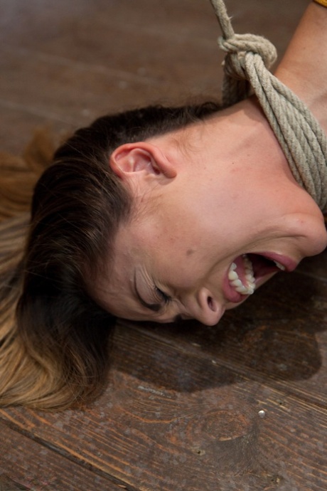 辣妹克里斯汀娜玫瑰得到她的屄绑成一个内裤裆绳困境