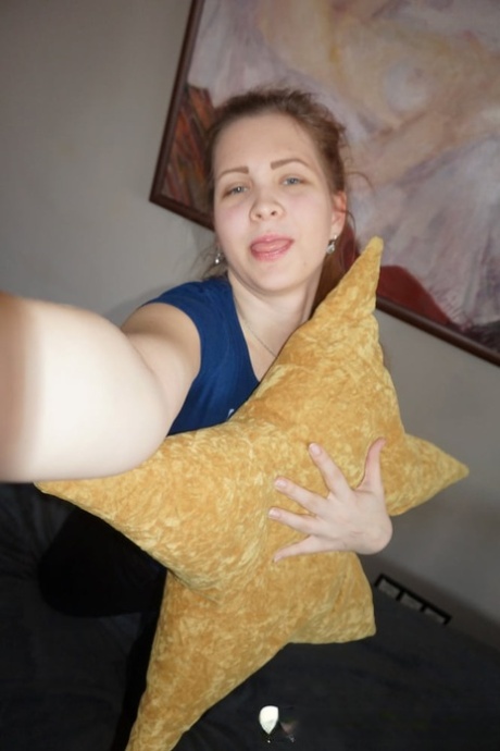 业余美女一边抓着自己的大屁股和天然乳房一边拍摄火辣自拍照