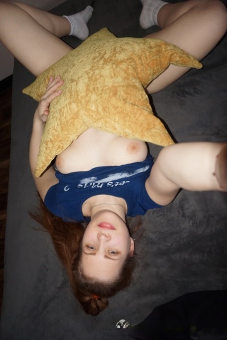 业余美女一边抓着自己的大屁股和天然乳房一边拍摄火辣自拍照
