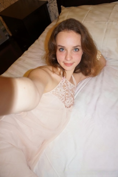可爱的业余少女在自拍中暴露她的小乳房和热屁股的合集