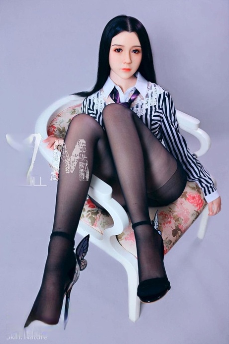 黑发性爱娃娃 Seina 脱掉衣服，露出多汁的胸部