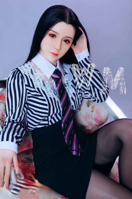 黑发性爱娃娃 Seina 脱掉衣服，露出多汁的胸部