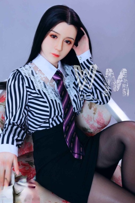 黑发性爱娃娃 Seina 脱掉衣服，露出多汁的胸部