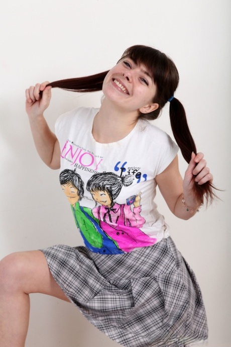 业余青少年的辫子小Chipie doffs她的衣服和传播她的娘们