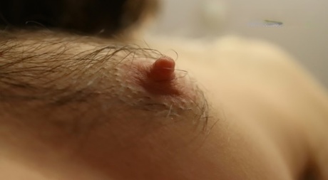变态同性恋花花公子在 BDSM 独奏中折磨自己的大蛋蛋和鸡巴