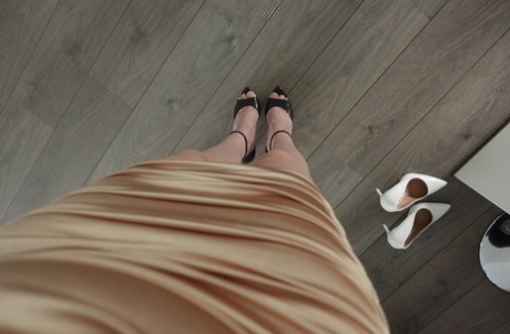 Glamouröses Amateur-Babe Elite Rose zeigt ihre sexy Beine und Füße in High Heels