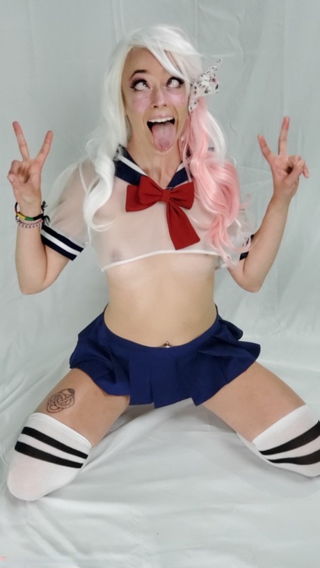 业余宝贝玫瑰显示她的小奶子硬的乳头在一个角色扮演独奏