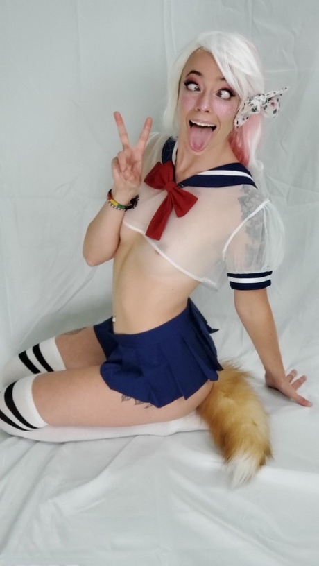 业余宝贝玫瑰显示她的小奶子硬的乳头在一个角色扮演独奏
