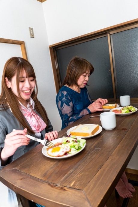 日本小阿嬷 Takako Maruyama 教年轻的女同性恋宝贝 Yuko