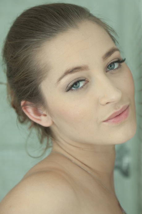 迷人的黑发美女 Dani Daniels 在淋浴时用手指触摸剃光的阴部