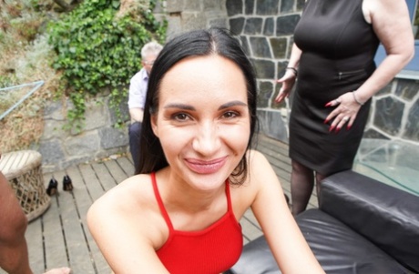 热辣美女和金发老奶奶在户外全裸共享坚硬的勃起物